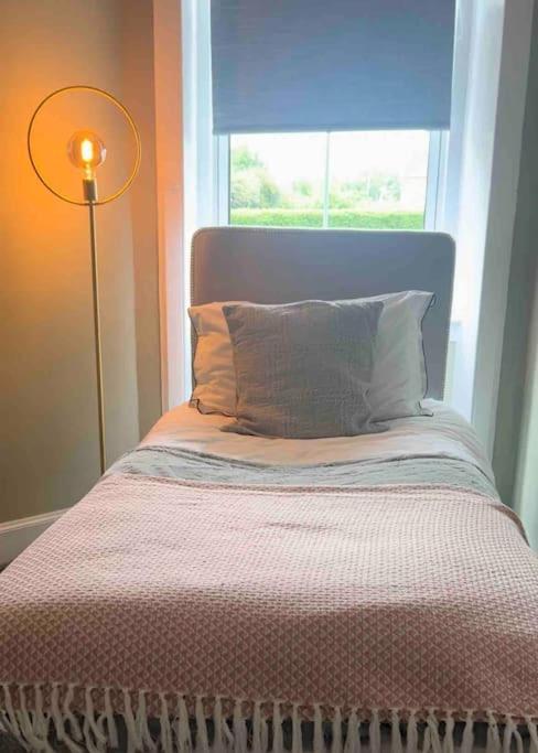 Large 2 Bedroom, Ground Floor Flat, Close To City Edinburg Exteriör bild