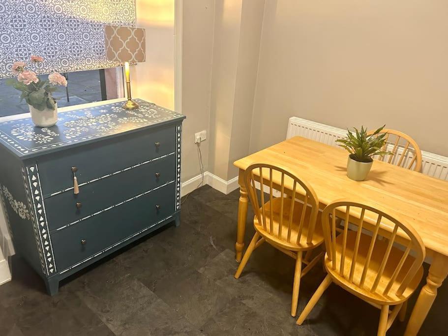 Large 2 Bedroom, Ground Floor Flat, Close To City Edinburg Exteriör bild