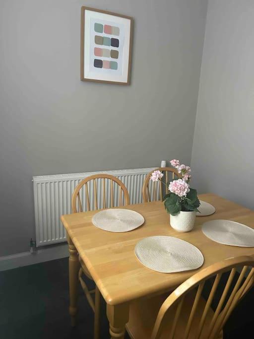 Large 2 Bedroom, Ground Floor Flat, Close To City Edinburg Exteriör bild