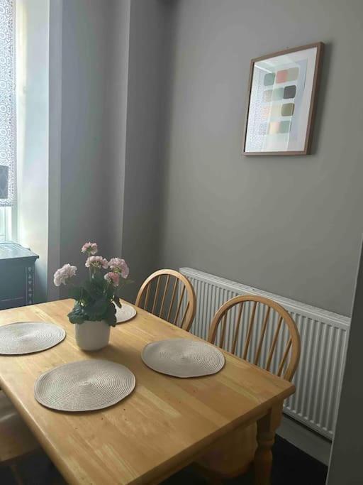 Large 2 Bedroom, Ground Floor Flat, Close To City Edinburg Exteriör bild